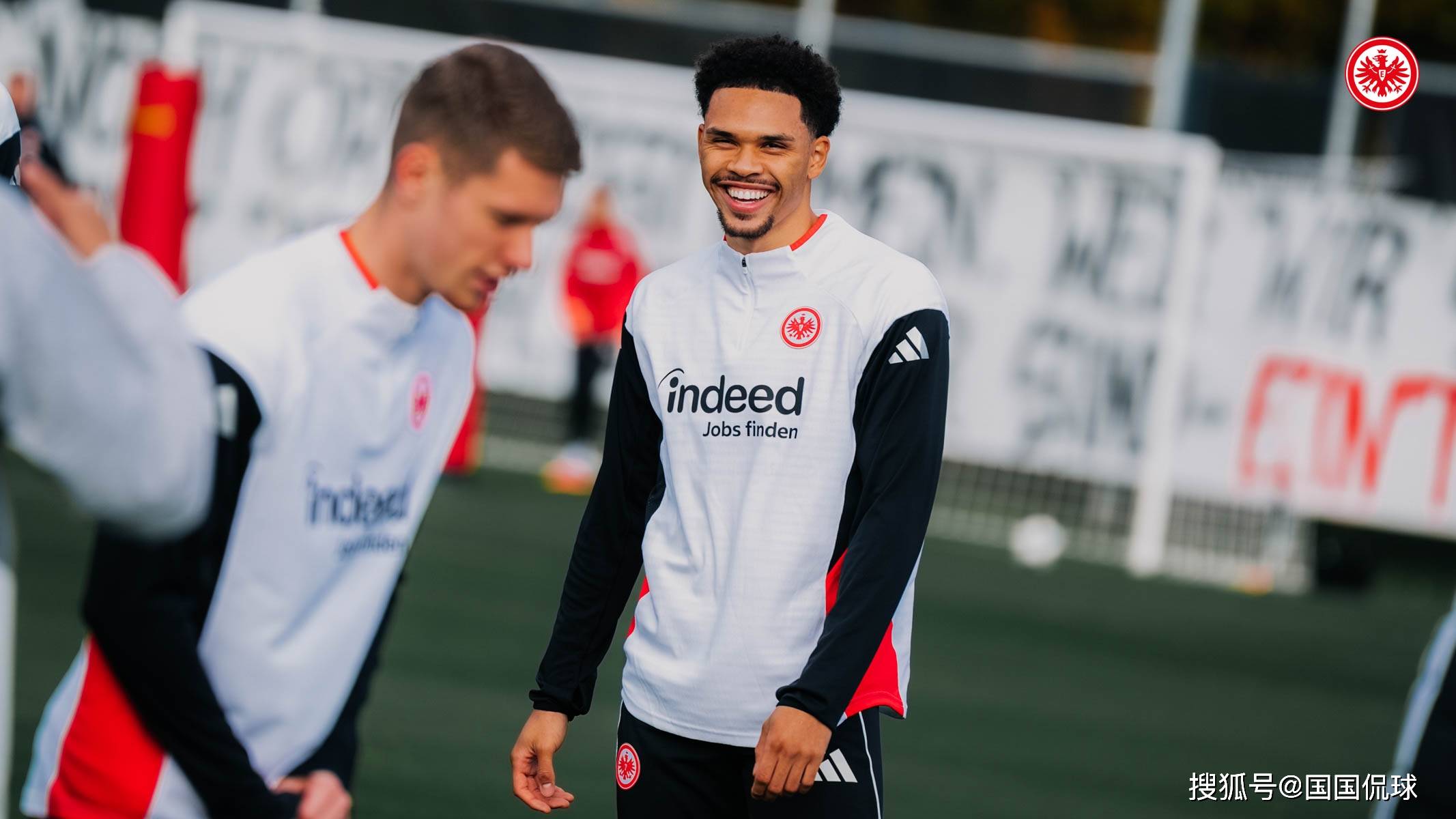 包含赛后法兰克福调整名单以备亚冠，回应争议环节打磨，气氛紧张，轮换策略成焦点的词条