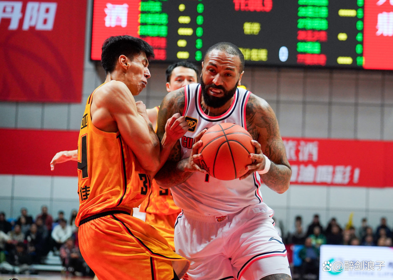 赛地聚焦——CBA常规赛赛后热度飙升，勒沃库森止住颓势，气氛紧张，球队文化再被提及的简单介绍